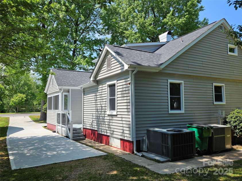 3824 Freedom Drive, Charlotte, NC 28208.  MLS# CAR4316895, YatesRealty ID 28752. Right Side View
