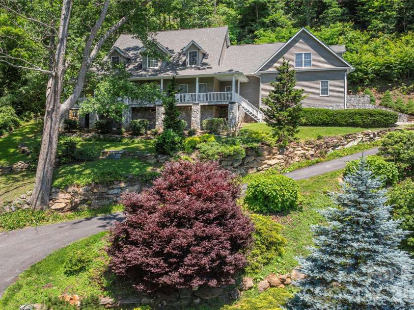 554 Breckenridge Road, Waynesville, NC 28785.  MLS# CAR4390627, YatesRealty ID 28756. Stately Mountain Residence