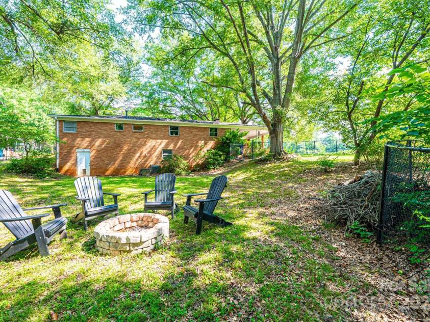 464 23rd Avenue Drive, Hickory, NC 28601.  MLS# CAR4278705, YatesRealty ID 28757. 