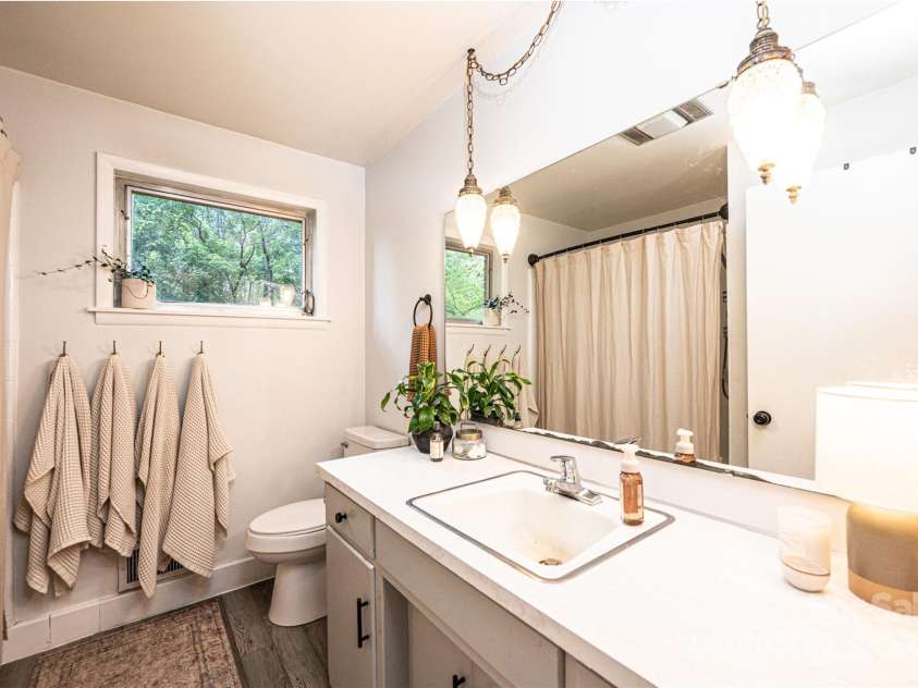 464 23rd Avenue Drive, Hickory, NC 28601.  MLS# CAR4278705, YatesRealty ID 28757. 