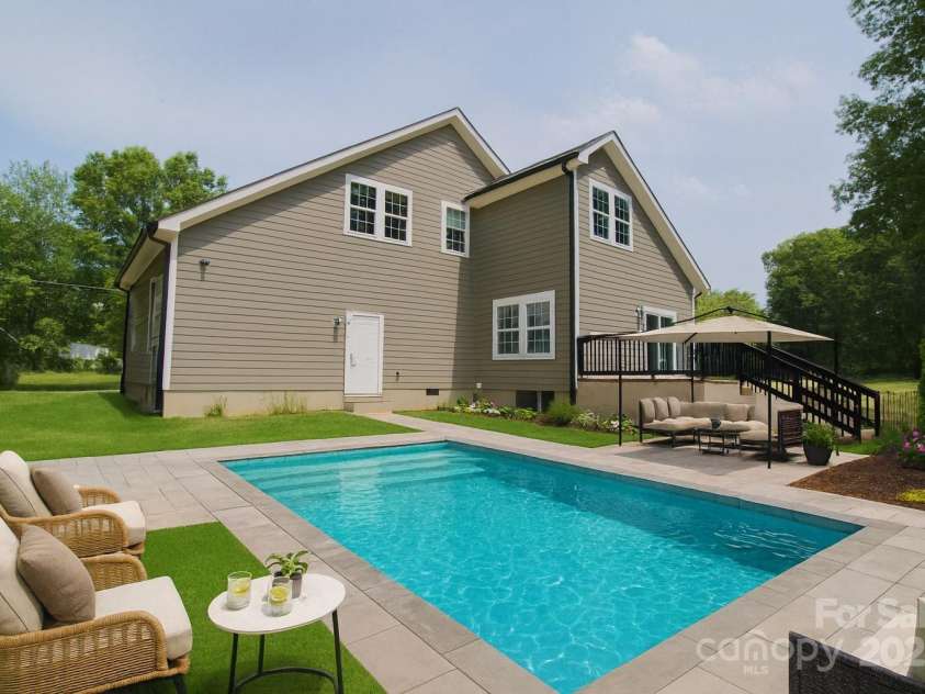 4006 Scarlet Drive, Matthews, NC 28104.  MLS# CAR4251173, YatesRealty ID 28758. 