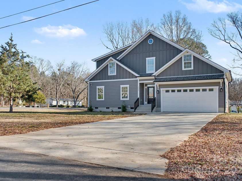 4006 Scarlet Drive, Matthews, NC 28104.  MLS# CAR4251173, YatesRealty ID 28758. 