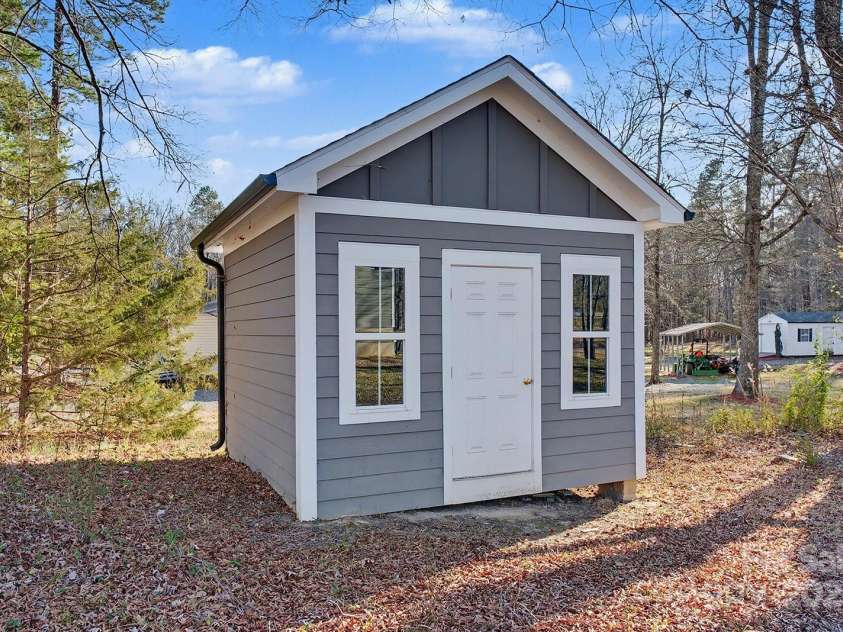 4006 Scarlet Drive, Matthews, NC 28104.  MLS# CAR4251173, YatesRealty ID 28758. 