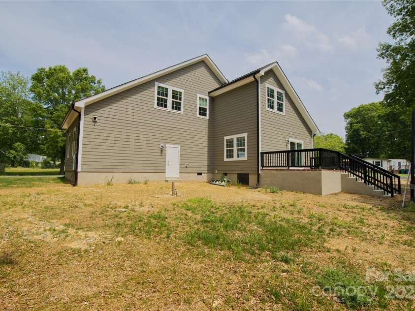 4006 Scarlet Drive, Matthews, NC 28104.  MLS# CAR4251173, YatesRealty ID 28758. Backyard