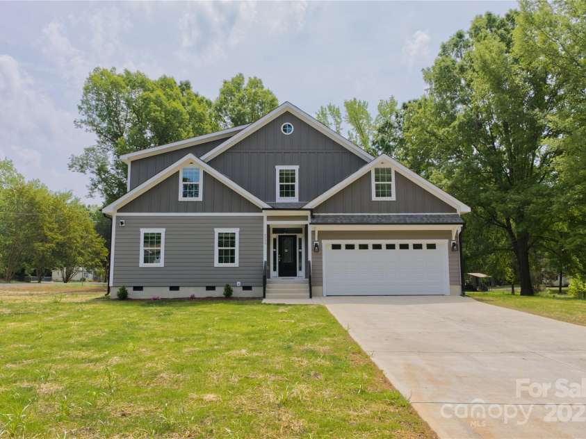 4006 Scarlet Drive, Matthews, NC 28104.  MLS# CAR4251173, YatesRealty ID 28758. Front of the home