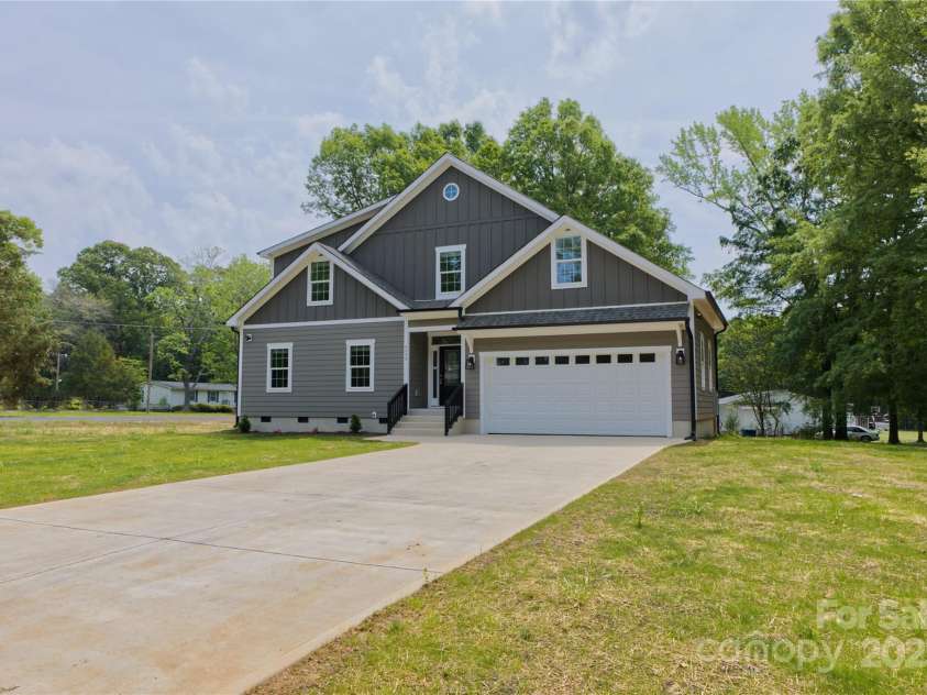 4006 Scarlet Drive, Matthews, NC 28104.  MLS# CAR4251173, YatesRealty ID 28758. Front of the home