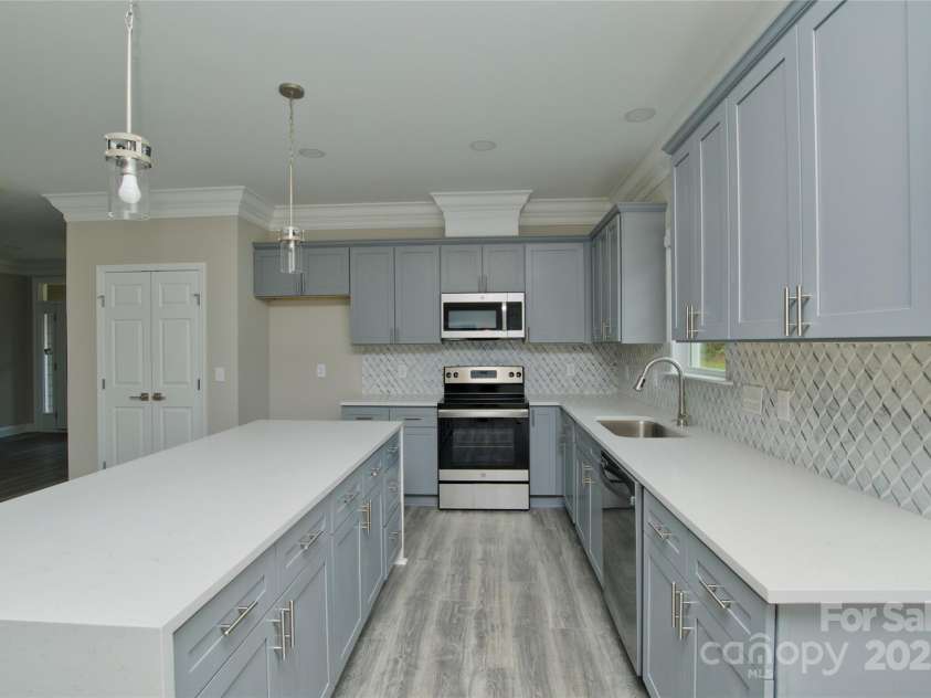 4006 Scarlet Drive, Matthews, NC 28104.  MLS# CAR4251173, YatesRealty ID 28758. Kitchen