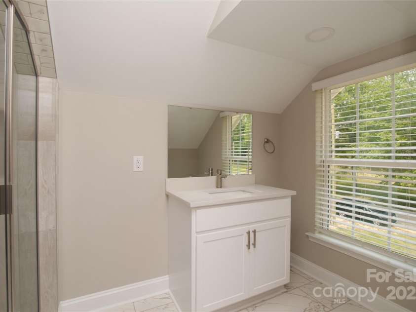 4006 Scarlet Drive, Matthews, NC 28104.  MLS# CAR4251173, YatesRealty ID 28758. Upper bathroom