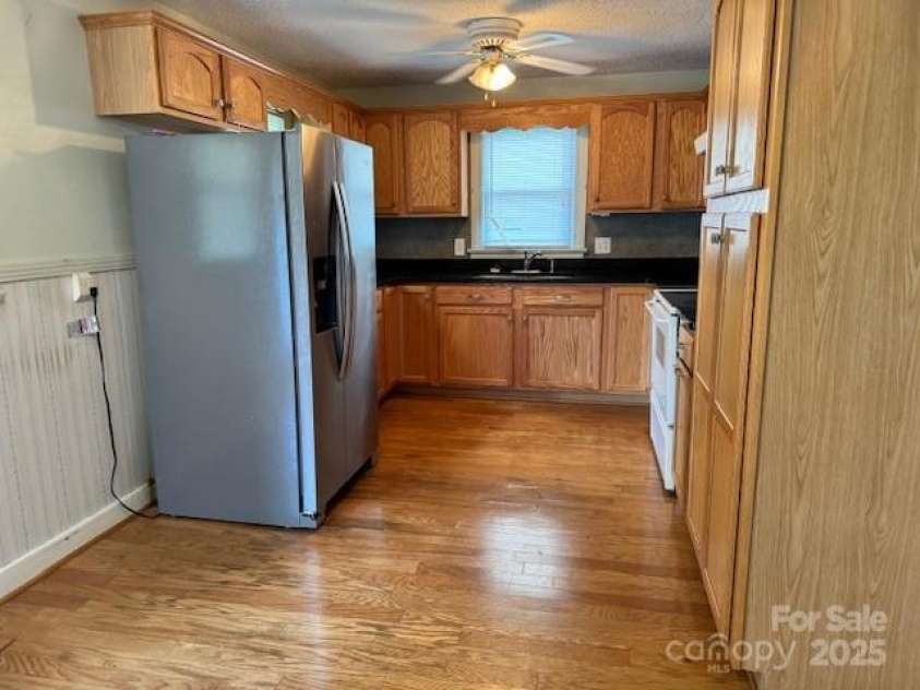 60 28th Street, Hickory, NC 28601.  MLS# CAR4285107, YatesRealty ID 28760. 