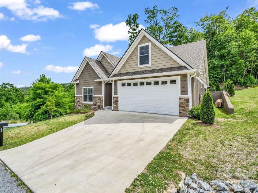 221 Millbrae Loop, Hendersonville, NC 28791.  MLS# CAR4382043, YatesRealty ID 28761. 