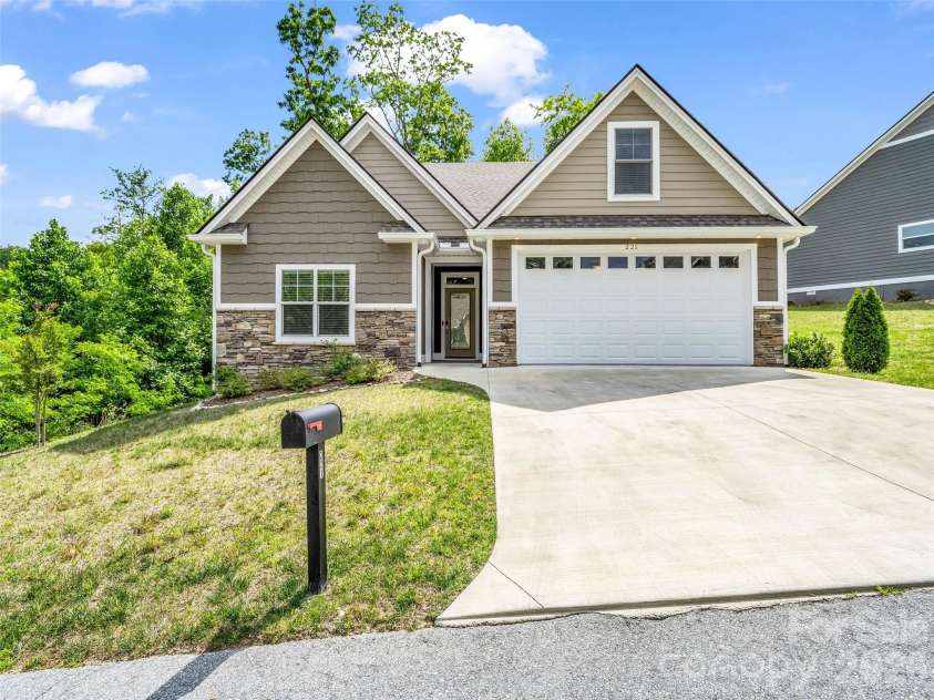 221 Millbrae Loop, Hendersonville, NC 28791.  MLS# CAR4382043, YatesRealty ID 28761. 