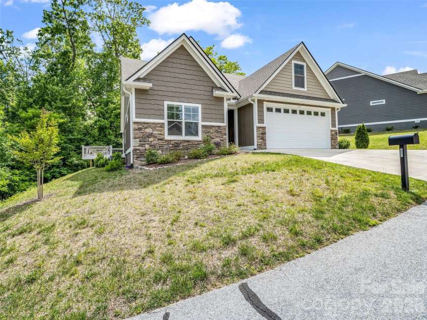 221 Millbrae Loop, Hendersonville, NC 28791.  MLS# CAR4382043, YatesRealty ID 28761. 
