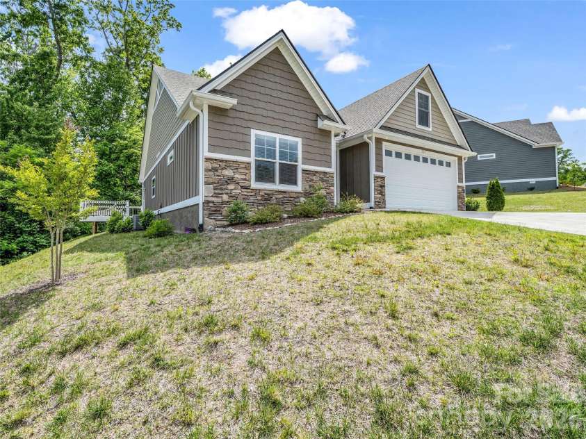 221 Millbrae Loop, Hendersonville, NC 28791.  MLS# CAR4382043, YatesRealty ID 28761. 