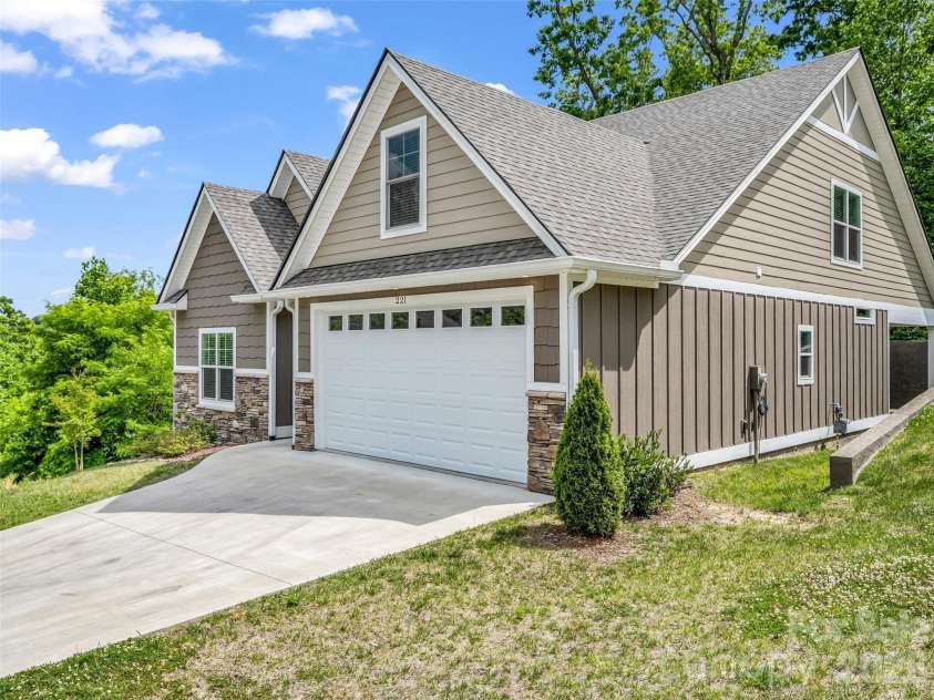 221 Millbrae Loop, Hendersonville, NC 28791.  MLS# CAR4382043, YatesRealty ID 28761. 