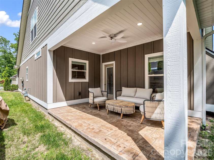 221 Millbrae Loop, Hendersonville, NC 28791.  MLS# CAR4382043, YatesRealty ID 28761. 