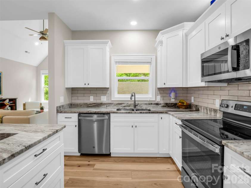 221 Millbrae Loop, Hendersonville, NC 28791.  MLS# CAR4382043, YatesRealty ID 28761. 