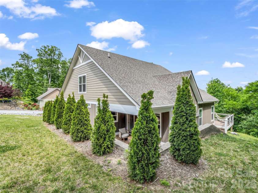 221 Millbrae Loop, Hendersonville, NC 28791.  MLS# CAR4382043, YatesRealty ID 28761. 