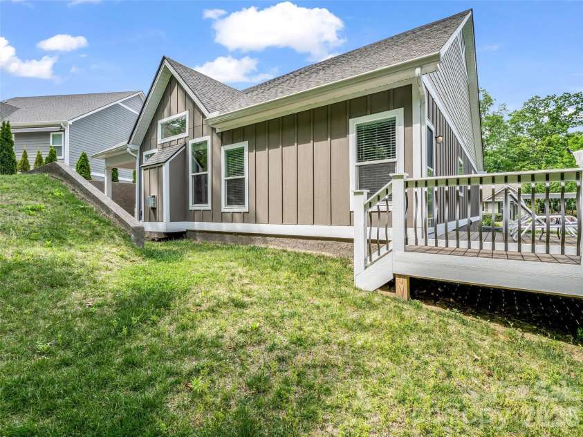 221 Millbrae Loop, Hendersonville, NC 28791.  MLS# CAR4382043, YatesRealty ID 28761. 