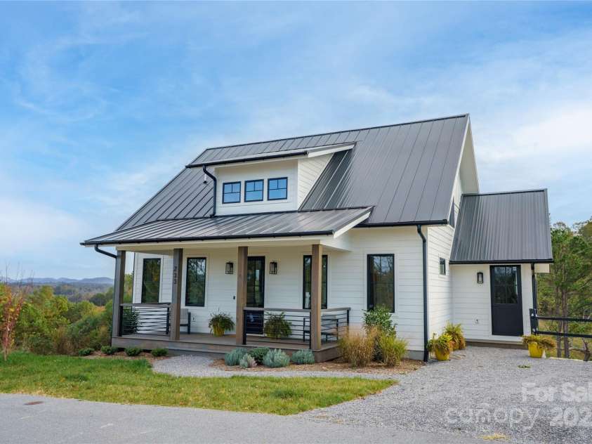 233 Westridge Farm Road, Asheville, NC 28804.  MLS# CAR4266061, YatesRealty ID 28764. Front of house