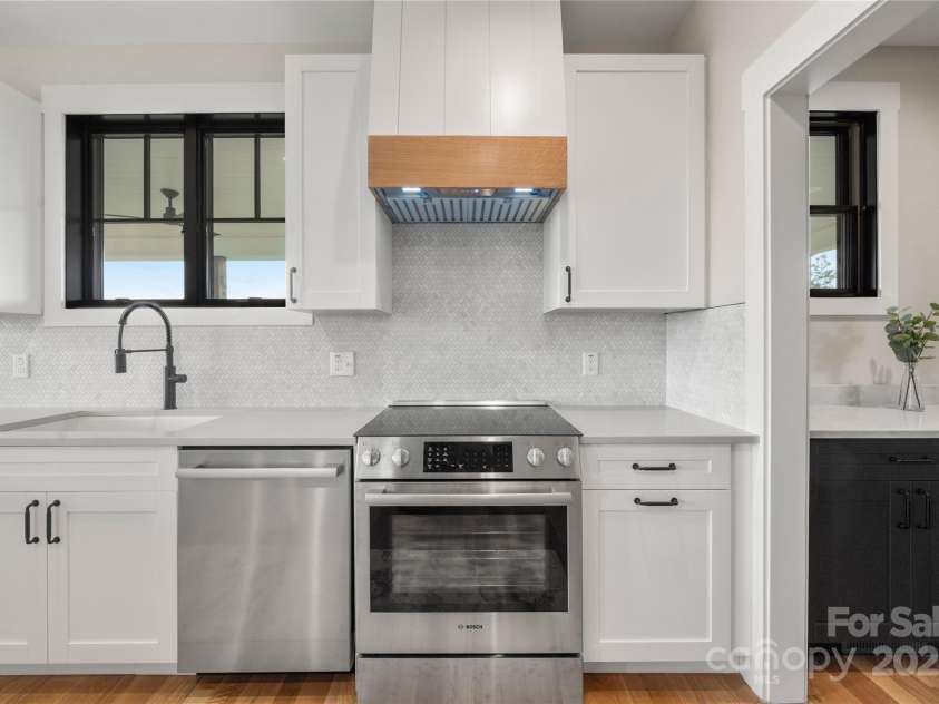 233 Westridge Farm Road, Asheville, NC 28804.  MLS# CAR4266061, YatesRealty ID 28764. Kitchen