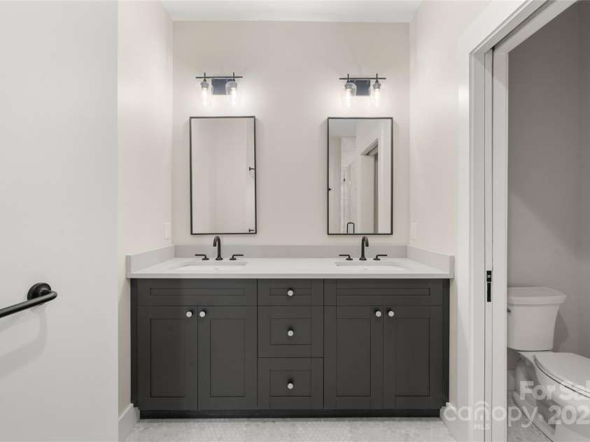 233 Westridge Farm Road, Asheville, NC 28804.  MLS# CAR4266061, YatesRealty ID 28764. Primary Full Bathroom