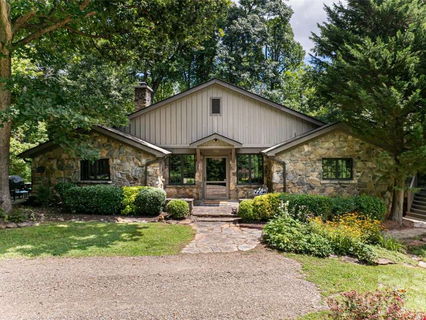 711 Shawnee Trail, Asheville, NC 28805.  MLS# CAR4388610, YatesRealty ID 28765. 