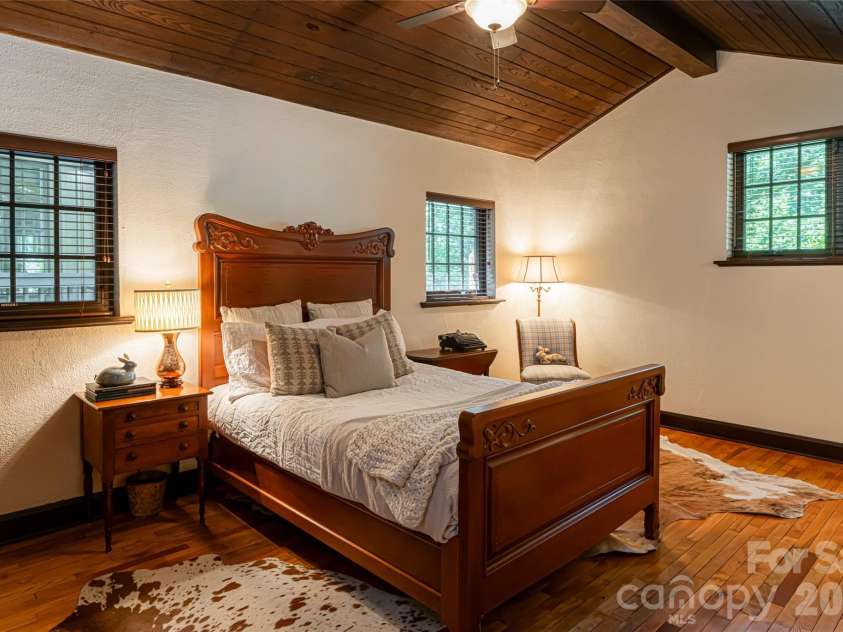 711 Shawnee Trail, Asheville, NC 28805.  MLS# CAR4388610, YatesRealty ID 28765. 