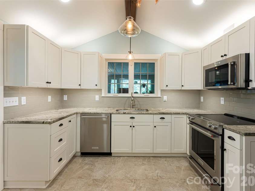 711 Shawnee Trail, Asheville, NC 28805.  MLS# CAR4388610, YatesRealty ID 28765. 
