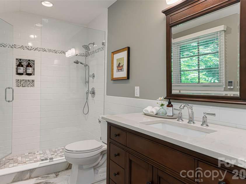 711 Shawnee Trail, Asheville, NC 28805.  MLS# CAR4388610, YatesRealty ID 28765. 
