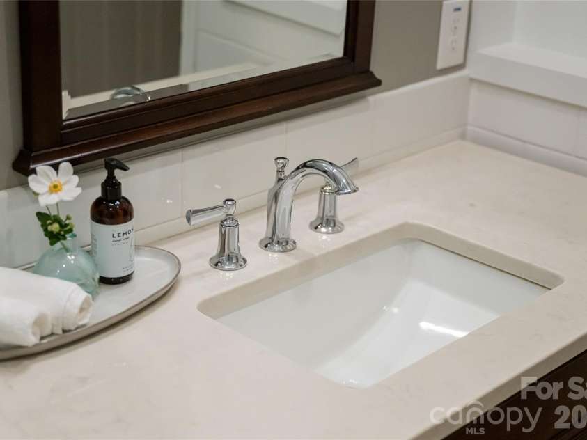711 Shawnee Trail, Asheville, NC 28805.  MLS# CAR4388610, YatesRealty ID 28765. 