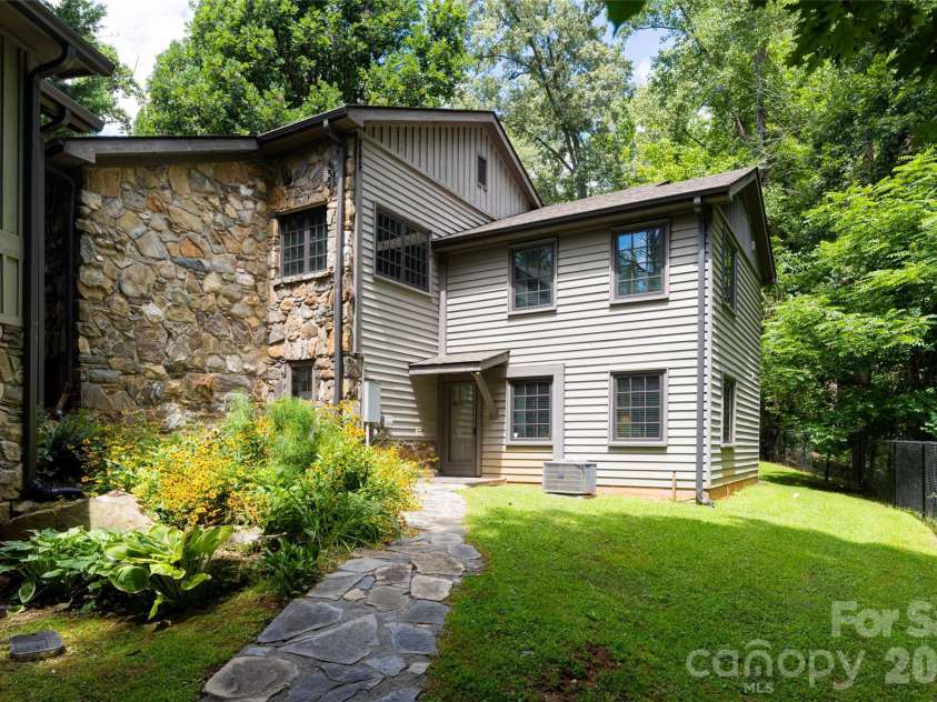 711 Shawnee Trail, Asheville, NC 28805.  MLS# CAR4388610, YatesRealty ID 28765. 
