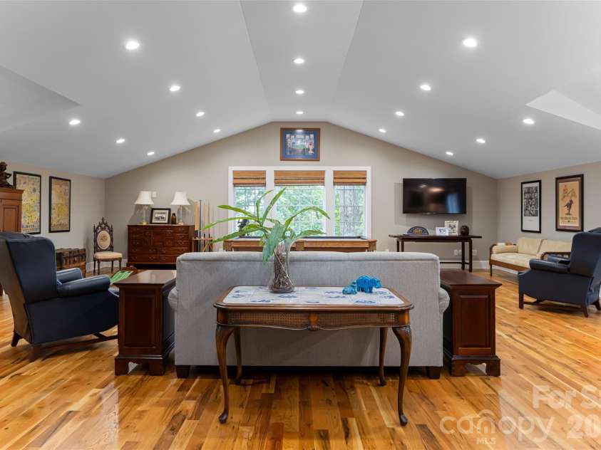 711 Shawnee Trail, Asheville, NC 28805.  MLS# CAR4388610, YatesRealty ID 28765. 