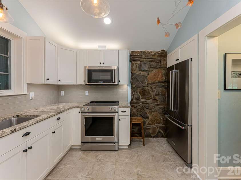711 Shawnee Trail, Asheville, NC 28805.  MLS# CAR4388610, YatesRealty ID 28765. Main house kitchen 