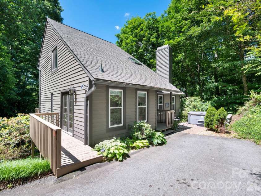 450 Elk Mountain Scenic Highway, Asheville, NC 28804.  MLS# CAR4386554, YatesRealty ID 28766. 