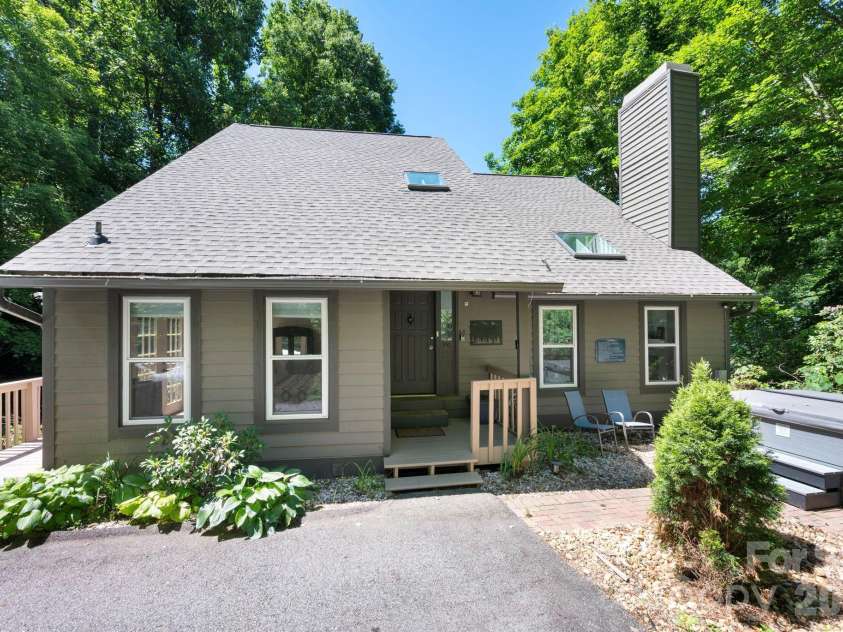 450 Elk Mountain Scenic Highway, Asheville, NC 28804.  MLS# CAR4386554, YatesRealty ID 28766. 