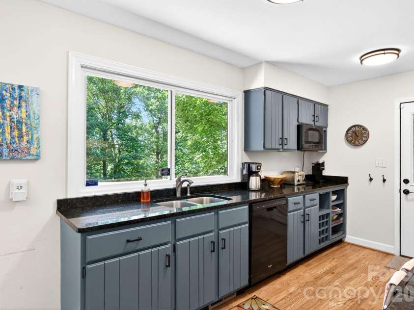 450 Elk Mountain Scenic Highway, Asheville, NC 28804.  MLS# CAR4386554, YatesRealty ID 28766. 