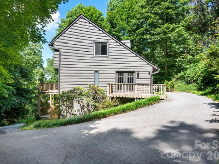 450 Elk Mountain Scenic Highway, Asheville, NC 28804.  MLS# CAR4386554, YatesRealty ID 28766. 