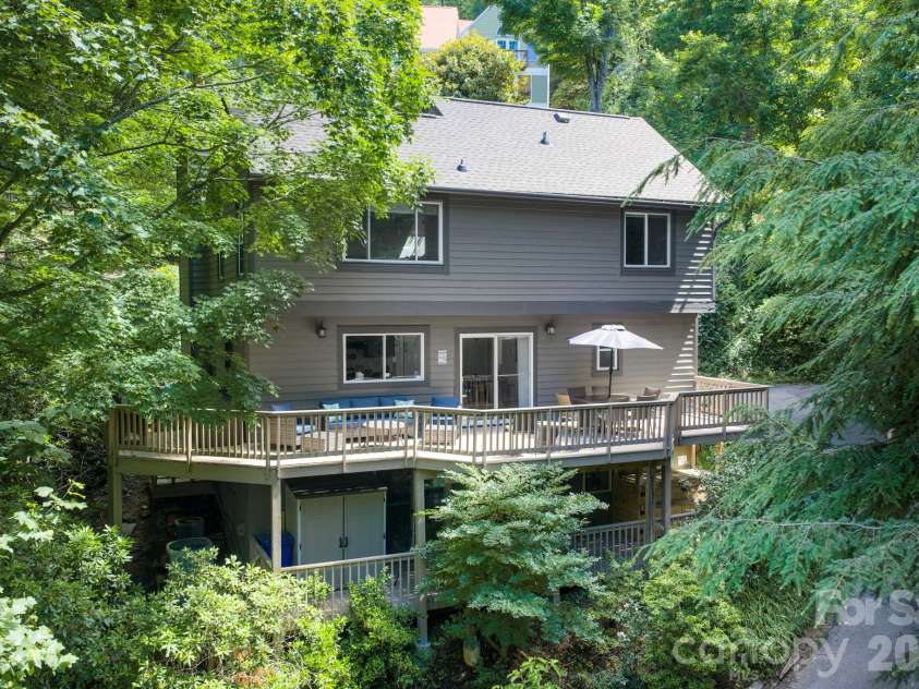 450 Elk Mountain Scenic Highway, Asheville, NC 28804.  MLS# CAR4386554, YatesRealty ID 28766. 