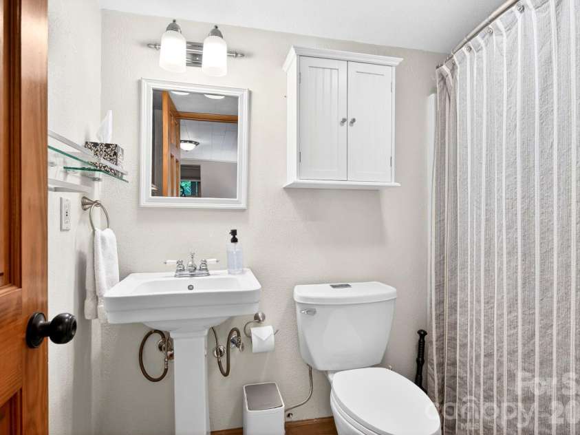 450 Elk Mountain Scenic Highway, Asheville, NC 28804.  MLS# CAR4386554, YatesRealty ID 28766. Lower level full bath