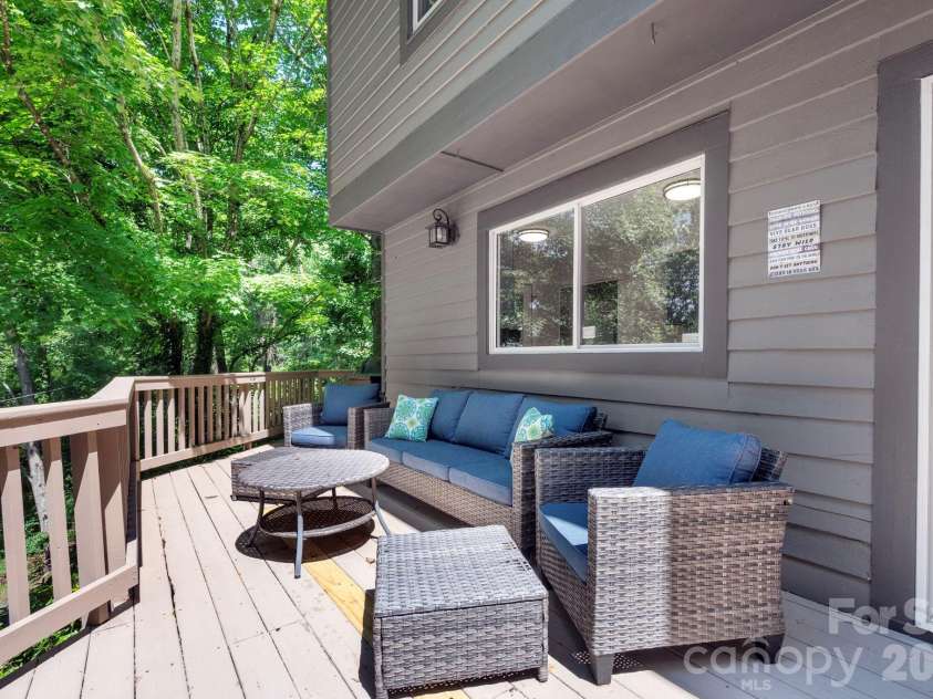 450 Elk Mountain Scenic Highway, Asheville, NC 28804.  MLS# CAR4386554, YatesRealty ID 28766. Spacious and bright