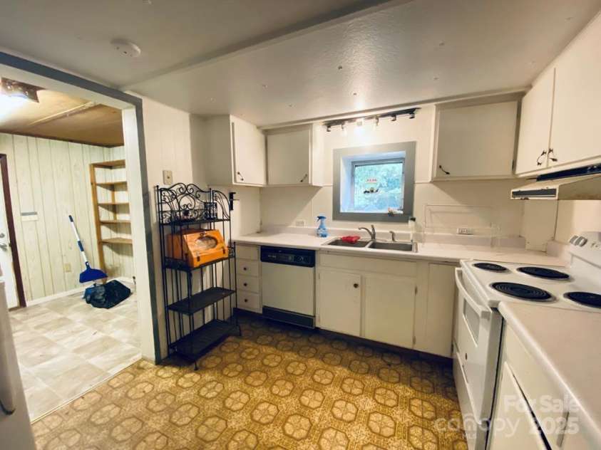 15 Valor Road, Glenville, NC 28736.  MLS# CAR4285294, YatesRealty ID 28767. 