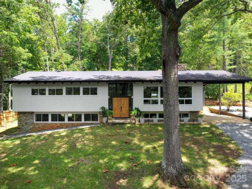 10 Munn Drive, Asheville, NC 28805.  MLS# CAR4280003, YatesRealty ID 28768. 
