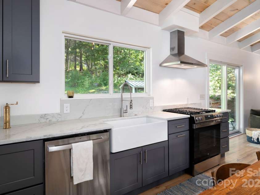 10 Munn Drive, Asheville, NC 28805.  MLS# CAR4280003, YatesRealty ID 28768. 