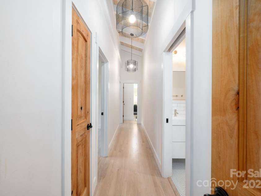 10 Munn Drive, Asheville, NC 28805.  MLS# CAR4280003, YatesRealty ID 28768. 