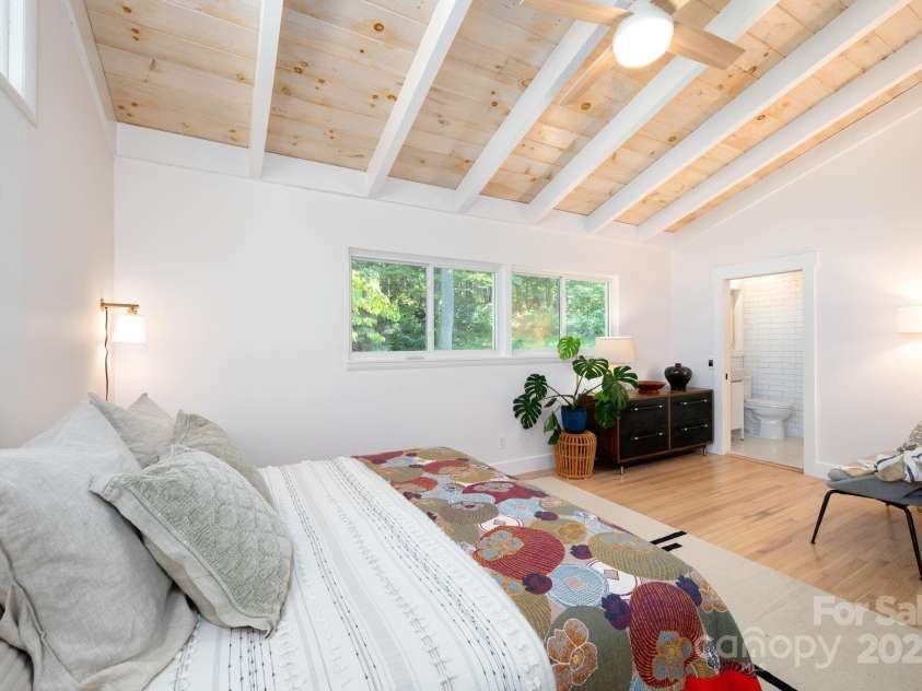10 Munn Drive, Asheville, NC 28805.  MLS# CAR4280003, YatesRealty ID 28768. 