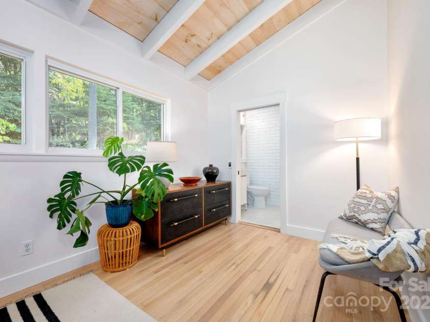 10 Munn Drive, Asheville, NC 28805.  MLS# CAR4280003, YatesRealty ID 28768. 
