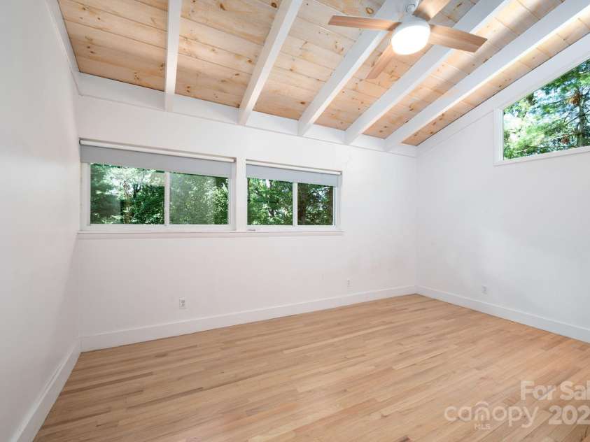 10 Munn Drive, Asheville, NC 28805.  MLS# CAR4280003, YatesRealty ID 28768. 
