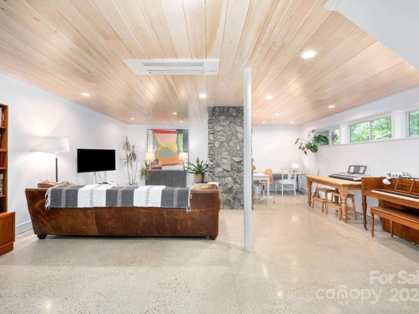 10 Munn Drive, Asheville, NC 28805.  MLS# CAR4280003, YatesRealty ID 28768. 