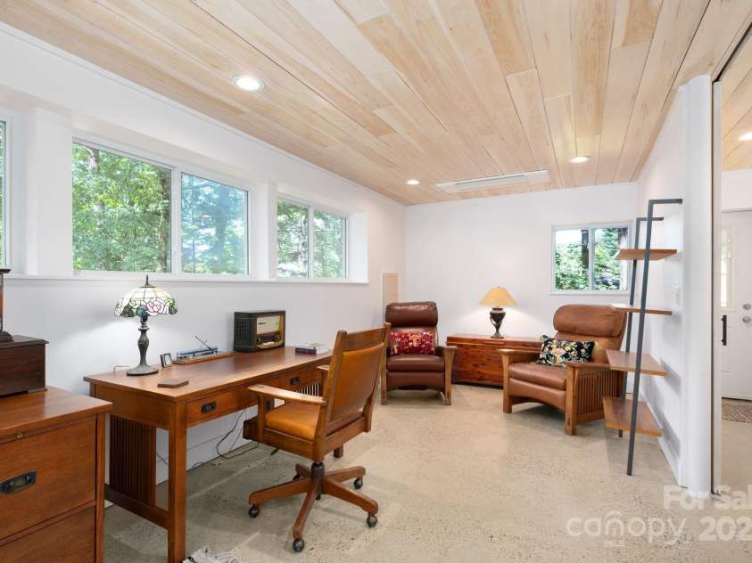 10 Munn Drive, Asheville, NC 28805.  MLS# CAR4280003, YatesRealty ID 28768. 