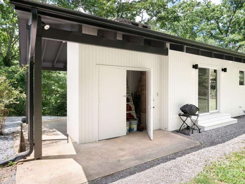 10 Munn Drive, Asheville, NC 28805.  MLS# CAR4280003, YatesRealty ID 28768. 